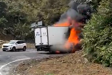 Xe tải bốc cháy ngùn ngụt trên đèo Khánh Lê