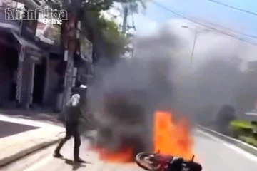 Xin bỏ qua lỗi vi phạm không được, người đàn ông châm lửa đốt xe