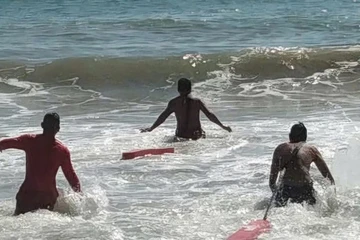 Sóng biển Nha Trang cao 3m suýt nhấn chìm nhiều du khách