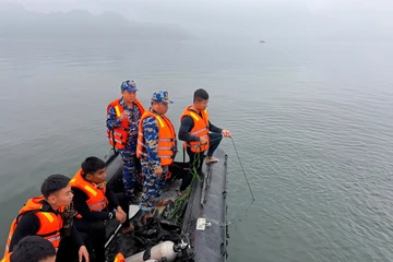 Đã tiếp cận xác tàu bị lật ở hồ Thác Bà, không có nạn nhân bên trong
