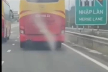 Xe khách chuyển làn ẩu trên cao tốc Nha Trang - Cam Lâm bị phạt