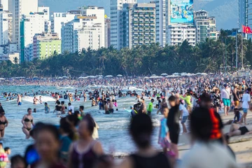 Đông nghịt du khách đón lễ trên bãi biển Nha Trang