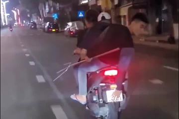 Video: Nhóm thanh niên cầm hung khí chạy xe máy lạng lách ở Nha Trang