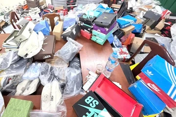 Hàng trăm đôi giày, dép Nike, Adidas, Gucci 'fake' trong kho chứa ở Nha Trang