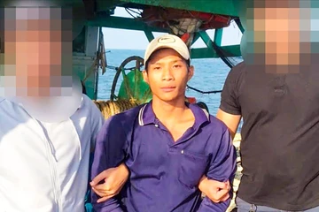 Công an An Giang bắt bị can truy nã đặc biệt khi đang lẩn trốn trên tàu cá