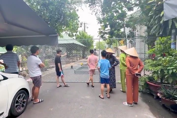 Người dân bất ngờ khi đường ra vào khu dân cư bị rào chắn 