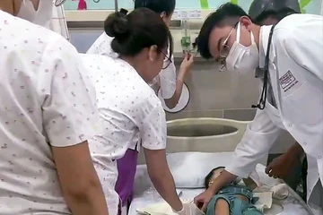 Người mẹ hoảng loạn cầu cứu và chuyến xe đặc biệt của CSGT Cần Thơ