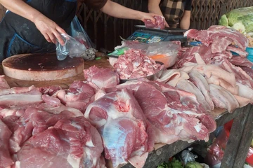 Giá thịt heo tăng trước Tết, tiểu thương lo sức mua giảm