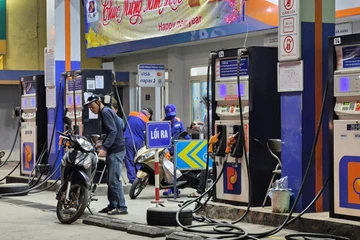 Ngày 4 Tết, giá xăng đồng loạt giảm