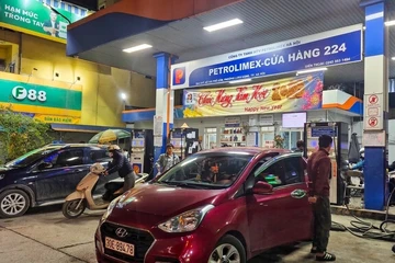 Nóng: Từ 22 giờ hôm nay, 11-3, giá xăng giảm gần 4.000 đồng/lít