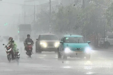 Cảnh báo mưa đá, lốc nguy hiểm đe doạ nhiều khu vực ở miền Bắc và miền Trung