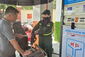 Cửa hàng xăng dầu ở Hà Nội đồng loạt chuyển sang bán xăng sinh học E10