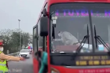 Xe khách 45 chỗ nhưng 'nhồi' 83 người, hành khách bức xúc báo CSGT