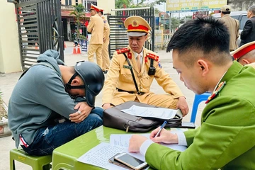 Bắt giữ thanh niên đi xe máy không mang biển số, tông ngã CSGT