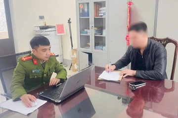Vụ dùng ô tô chắn ngõ, thách thức 'phạt 100 triệu': Công an mời người đàn ông lên làm việc
