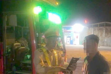 Xe nhồi nhét khách, người dân phản ánh đến zalo Cục trưởng Cục CSGT 