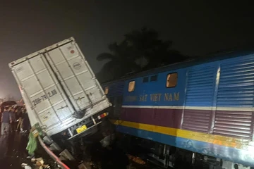 Xe container cố băng qua đường sắt bị tàu hoả tông, đẩy văng xa
