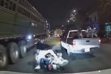 Công an tìm ra người đi xe bán tải chèn ép 3 người trên xe máy ngã xuống đường