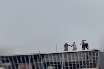 Clip hai người dũng cảm phá mái tôn cứu nhiều người trong vụ cháy ở Hà Nội