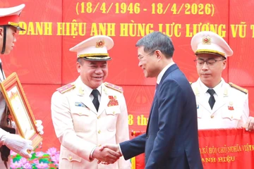 Giám đốc Công an TP Hà Nội Nguyễn Thanh Tùng nhận danh hiệu Anh hùng