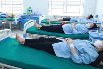 Chủ tiệm bánh mì ở Nghệ An phải trả viện phí cho 62 người bị ngộ độc