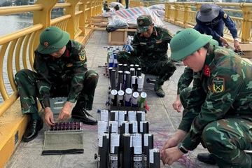 Hình ảnh chuẩn bị cho màn bắn pháo hoa tầm cao dịp Giỗ Tổ Hùng Vương tại Phú Thọ