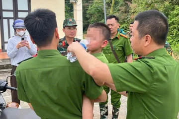 Bé 3 tuổi đi lạc đường ngủ một mình trong rừng đã được tìm thấy