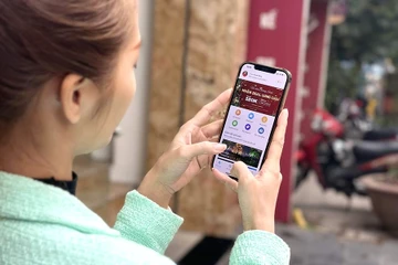 Rất nhiều dịch vụ du lịch như đặt phòng, đặt món ăn, các hình thức giải trí được thực hiện thông qua app trực tuyến. Ảnh: T.UYÊN