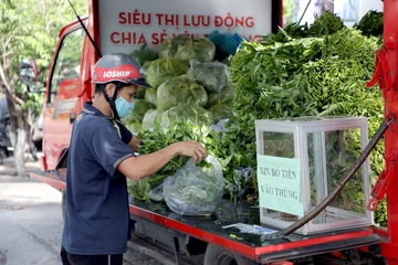 Người mua hào hứng combo rau củ quả giá 50.000 đồng