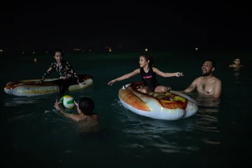 Nắng nóng quá sức, du khách chỉ có thể tắm biển lúc nửa đêm 