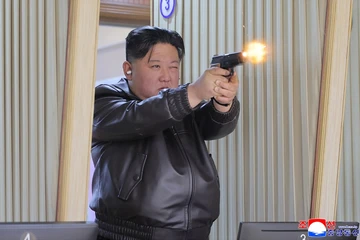 CHÙM ẢNH: Ông Kim Jong-un và con gái tập bắn súng lục