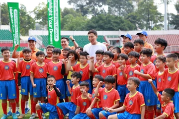 Khoảnh khắc trong mơ: Fan nhí không dám rửa tay sau khi bắt tay HLV Kim Sang-sik