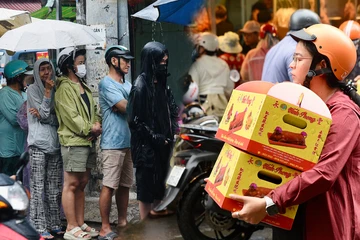 heo quay, Thần tài, vịt quay-heo quay- vía Thần tài - PLO- TP.HCm - người dân-xếp hàng-mưa