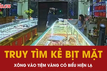 Video: Người đàn ông bịt mặt xông vào tiệm vàng với biểu hiện lạ