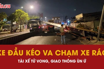 Tấm thép hơn 10 tấn rơi khỏi xe đầu kéo, đè bẹp xe rác, tài xế tử vong