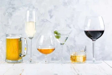 Sức khỏe mùa Tết: Uống bia hay rượu vang để giảm gánh nặng cho gan?