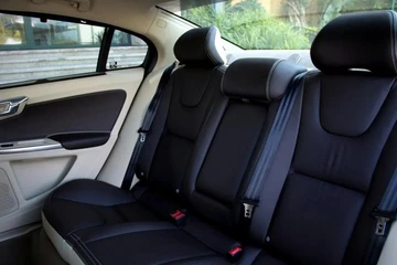 Volvo triệu hồi xe S60L lỗi chốt cửa tự mở khi trời nóng