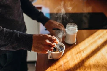 Chuyện gì thực sự xảy ra với bộ não khi bạn uống cà phê vào mỗi buổi sáng?