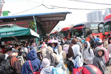 Bến xe Miền Tây chật kín khách từ nhà chờ, quầy vé ra tới cổng 