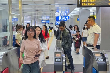 Người dân xếp hàng đi metro số 1 xem pháo hoa, tàu sẽ hoạt động tới 2 giờ sáng