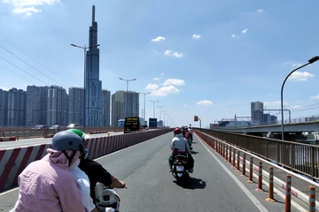 Ngày đầu năm mới, đường sá TP.HCM 'sống chậm', thông thoáng hơn 