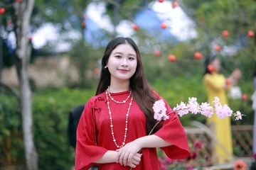 Giới trẻ rộn ràng chụp ảnh Tết tại ngôi chùa cổ ở Thanh Hóa