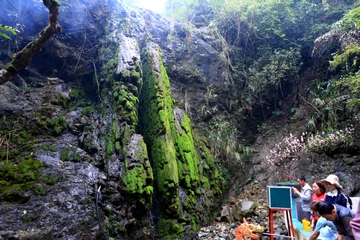 Hàng chục ngàn du khách xin 'nước thánh' cầu may ở con suối nhỏ Phủ Na