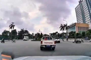 Cảnh sát giao thông dẫn đường đưa bé gái gần 2 tuổi viêm ruột thừa đi cấp cứu