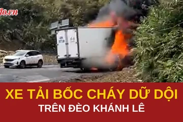 Xe tải bốc cháy trên đèo Khánh Lê, nhiều phương tiện bất chấp lưu thông
