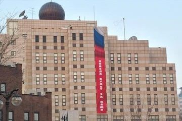 Đại sứ quán Nga tại Hàn Quốc treo biểu ngữ chiến thắng, Seoul phản ứng gắt