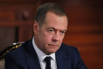 Ông Medvedev cảnh báo tấn công hạt nhân vào Anh và Pháp, nếu…