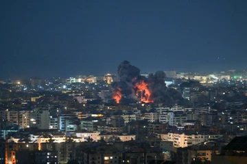 Israel đưa quân sang Lebanon; Căn cứ Úc ở UAE bị tấn công, Hy Lạp điều 2 tàu chiến tới Địa Trung Hải