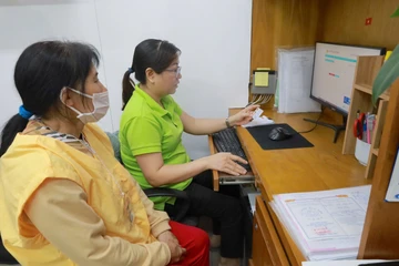 TP.HCM: Hơn 15.000 hộ nghèo, cận nghèo được cấp thẻ BHYT miễn phí 