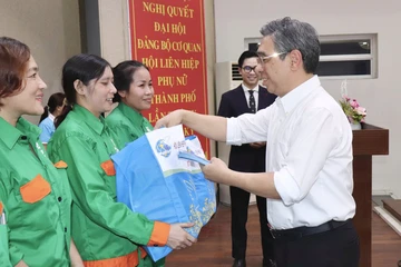 'Xuân yêu thương' đến với nữ công nhân môi trường TP.HCM